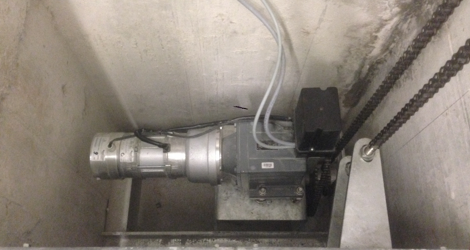 GfA-Feuerschutz-ELEKTROMATEN FS im Einsatz an einer Bodenfluchtwegklappe