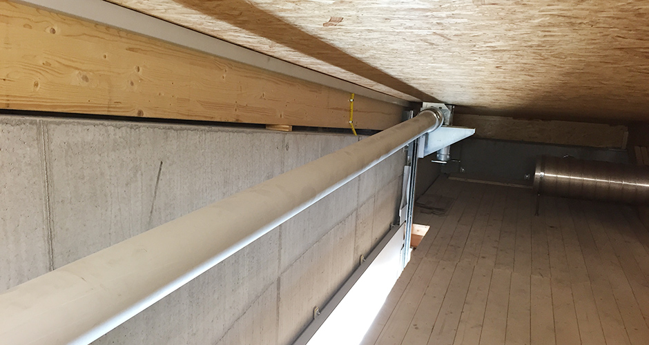 Antriebslösung der Fensterfront welche hoch gefahren werden kann mittels GfA-Aufsteck-ELEKTROMATEN SI