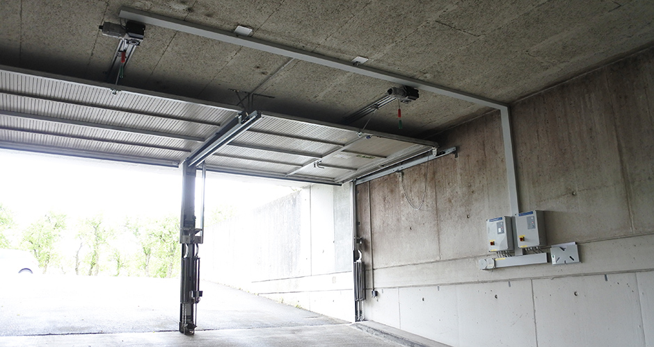 GfA-Schwingtor-ELEKTROMATEN SW im Einsatz an zwei Einstellhallen Kipptoren mit der ROWI-TECH AG KS-Antriebsschiene und der FST 0,75 Steuerung
