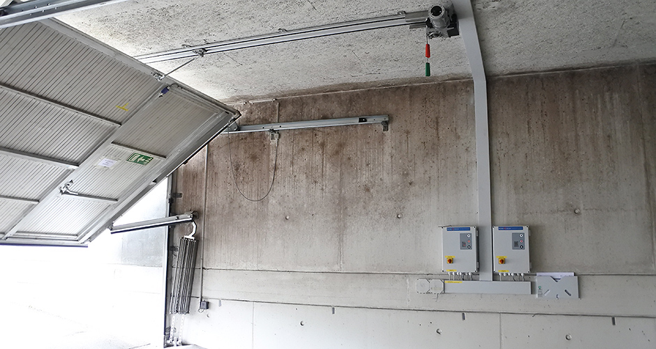 GfA-Schwingtor-ELEKTROMATEN SW im Einsatz an zwei Einstellhallen Kipptoren mit der ROWI-TECH AG KS-Antriebsschiene und der FST 0,75 Steuerung