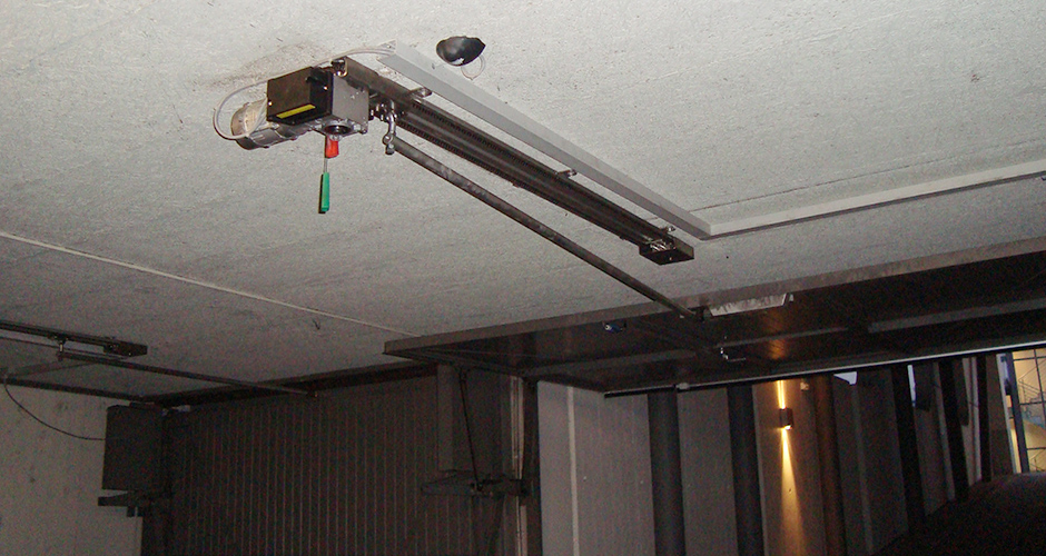 GfA-Schwingtor-ELEKTROMATEN SW im Einsatz an einem Kipptor mit der ROWI-TECH AG KS-Antriebsschiene und der FST 0,75 Steuerung