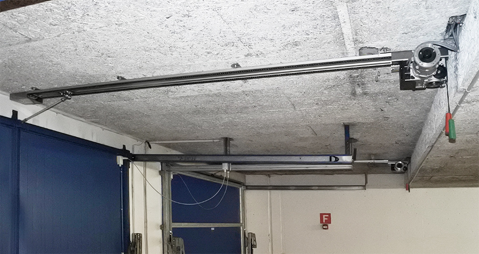 GfA-Schwingtor-ELEKTROMATEN SW im Einsatz an zwei Einstellhallen Kipptoren mit der ROWI-TECH AG KS-Antriebsschiene und der FST 0,75 Steuerung