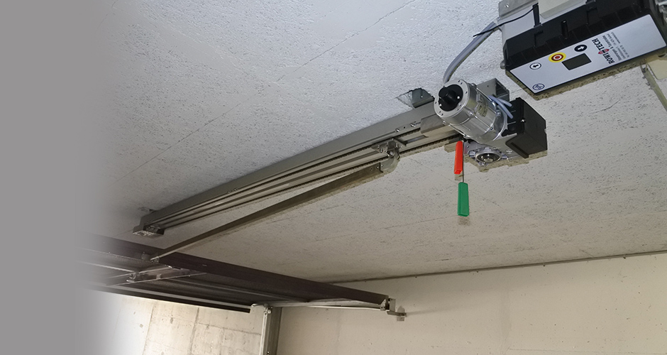 GfA-Schwingtor-ELEKTROMATEN SW im Einsatz an zwei Einstellhallen Kipptoren mit der ROWI-TECH AG KS-Antriebsschiene und der FST 0,75 Steuerung