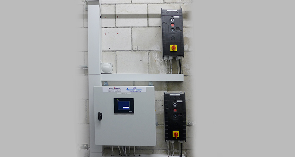 Steuerung der Ein- & Ausfahrtsrolltore der Waschanlage mit der GfA TS 970 und der ROWI-TECH AG Mastersteuerung für Waschanlagen
