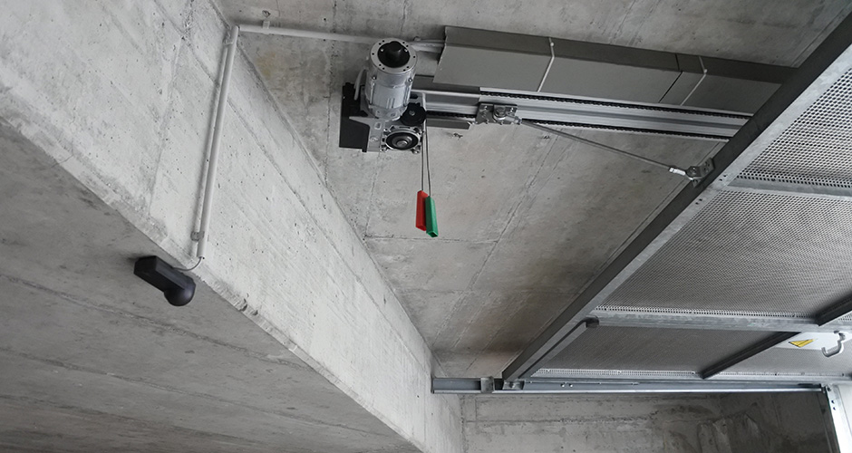 KS-Torantrieb - an einem Einstellhallen Kipptor